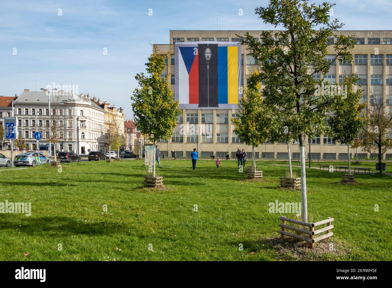 Gebäude des tschechischen Innenministeriums mit Banner. Der russische Präsident Wladimir Putin in einem schwarzen Leichentütchen zwischen den Flaggen der Tschechischen Republik und der Ukraine. Stockfoto