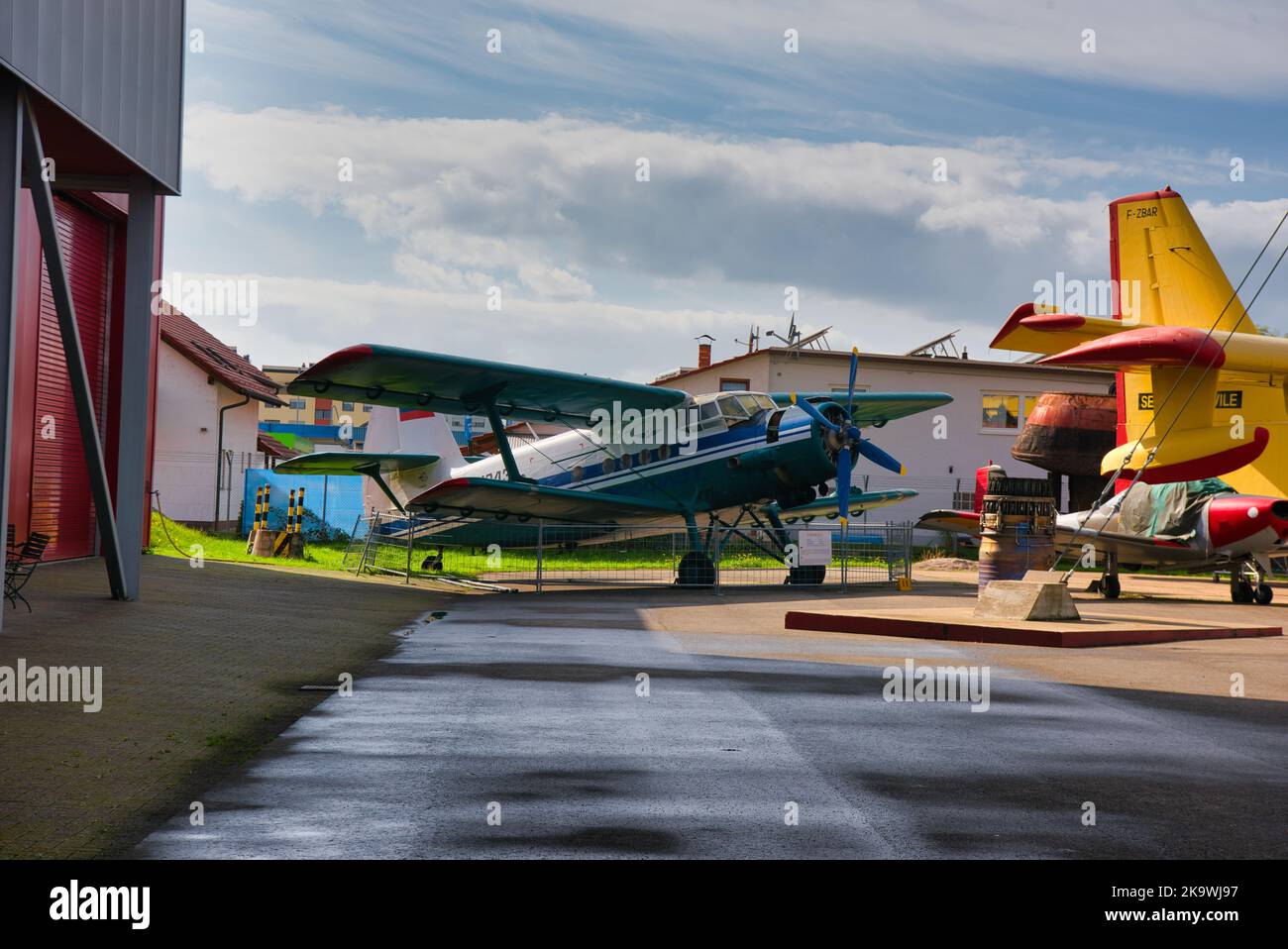 SPEYER, DEUTSCHLAND - OKTOBER 2022: Weiß blau Antonov an-2 kukuruznik Typ 22 Colt sowjetische Massenproduktion einmotorigen Doppeldecker-Utility landwirtschaftlichen Aircra Stockfoto