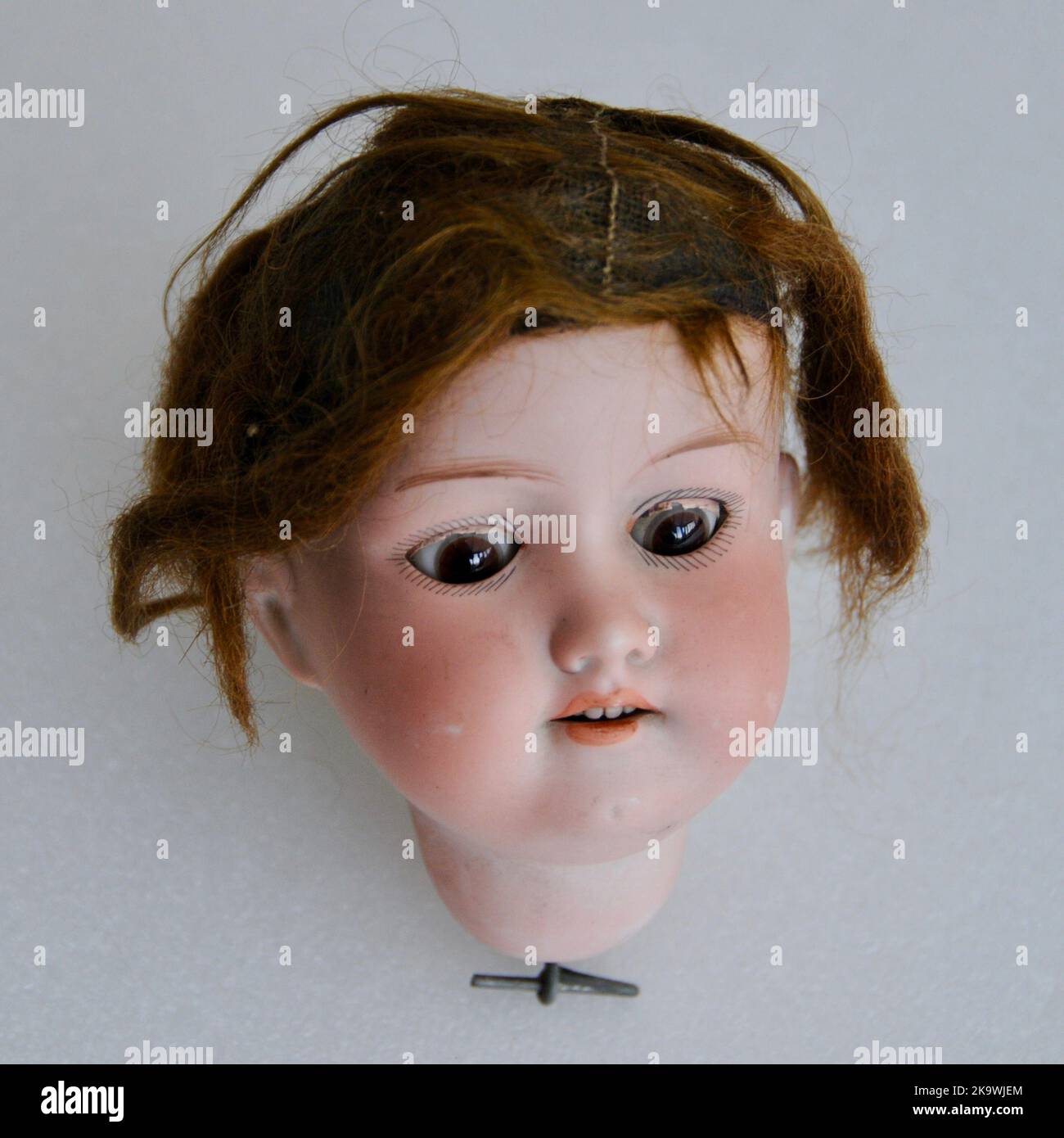Scary vintage antike gebrochene Puppen Kopf Stockfoto