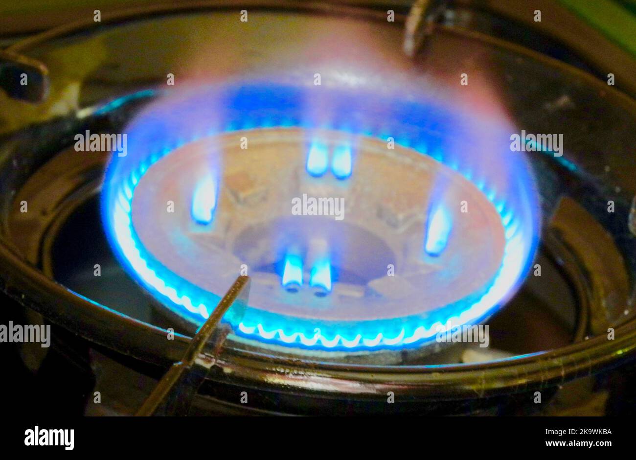 Gasflamme auf einem Hauskocher Stockfoto