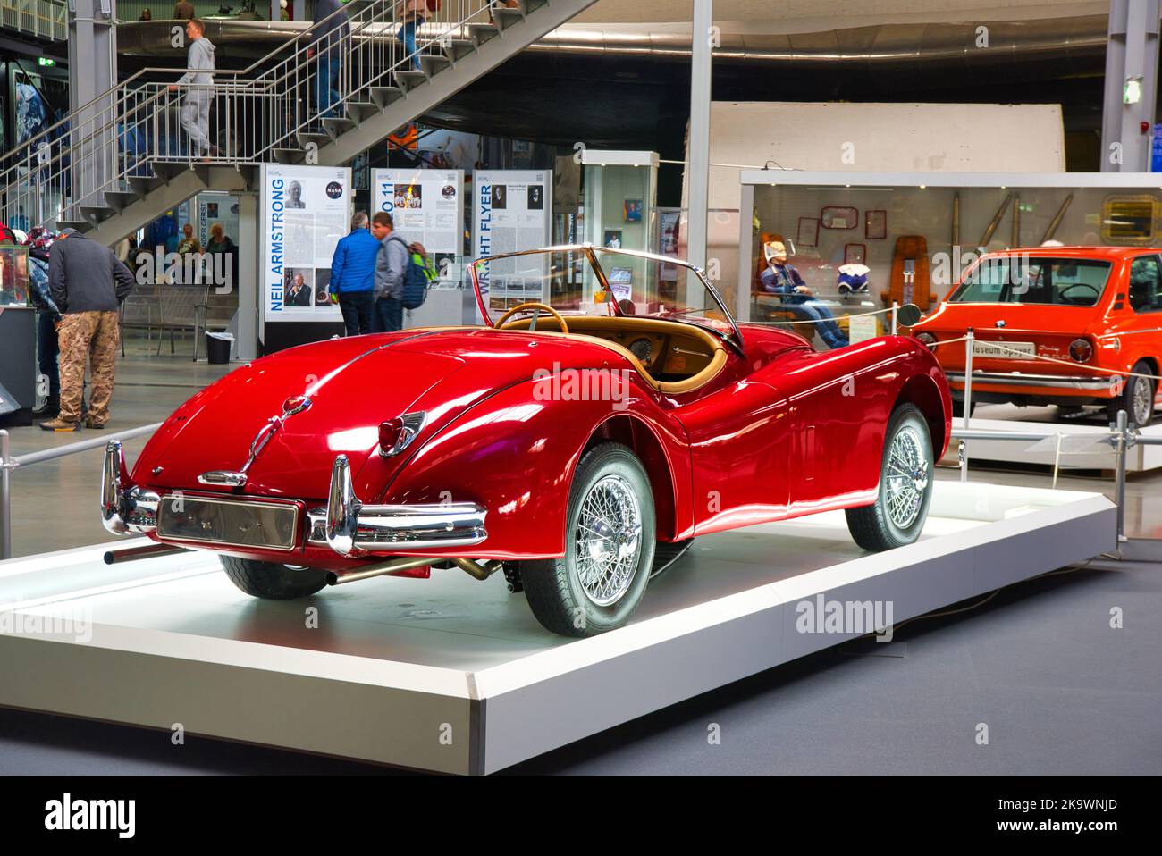 SPEYER, DEUTSCHLAND - OKTOBER 2022: Roter Jaguar XK150 XK 150 1957 Cabrio-Roadster im Technikmuseum Speyer. Stockfoto