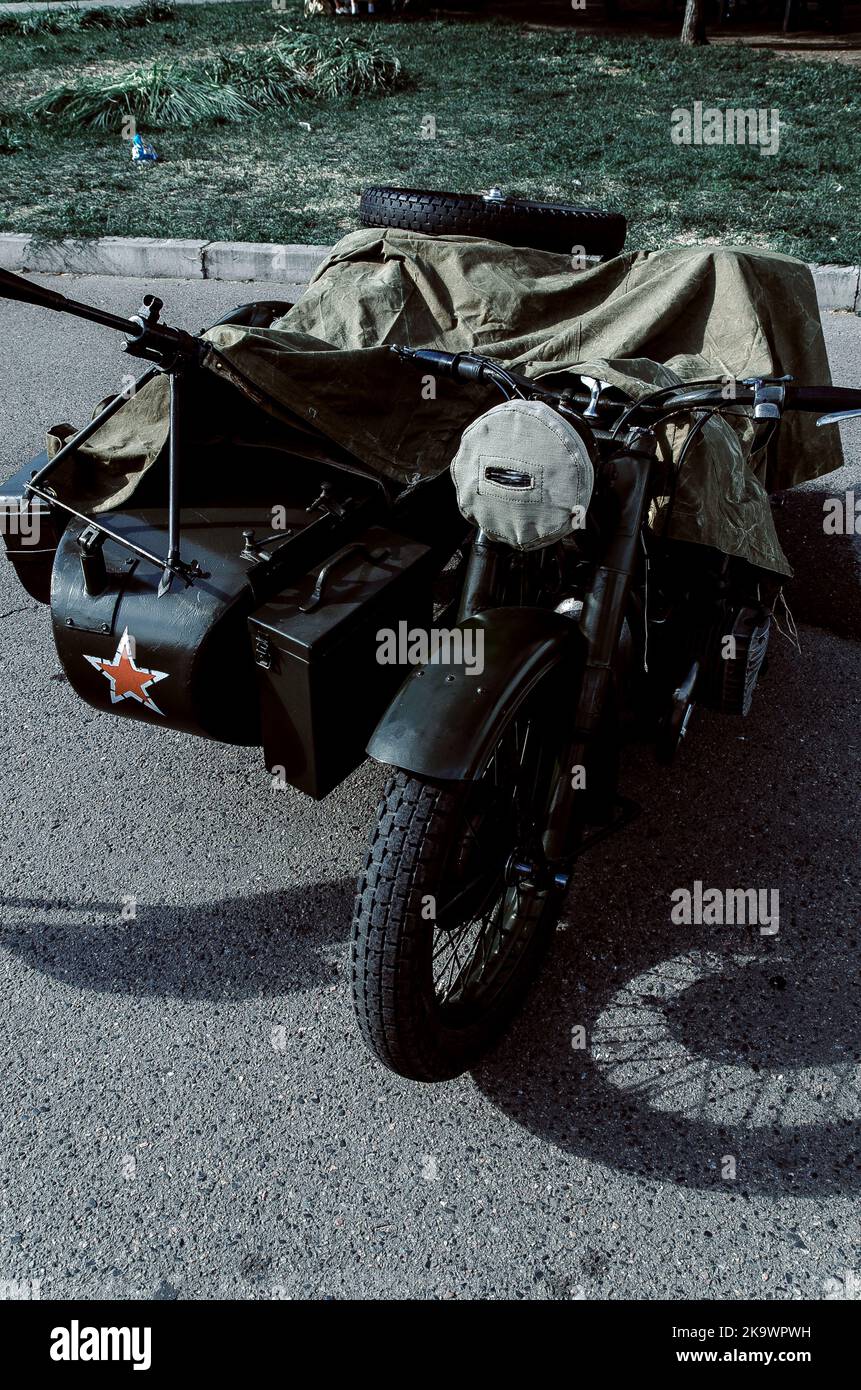 Alte Three-Wheeled Tricar, Grau Motorrad mit Seitenwagen deutscher Soldaten des 2. Weltkrieges. Stockfoto