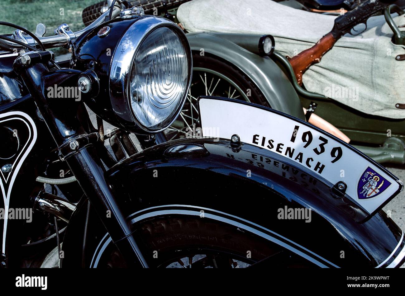 Alte Three-Wheeled Tricar, Grau Motorrad mit Seitenwagen deutscher Soldaten des 2. Weltkrieges. Stockfoto