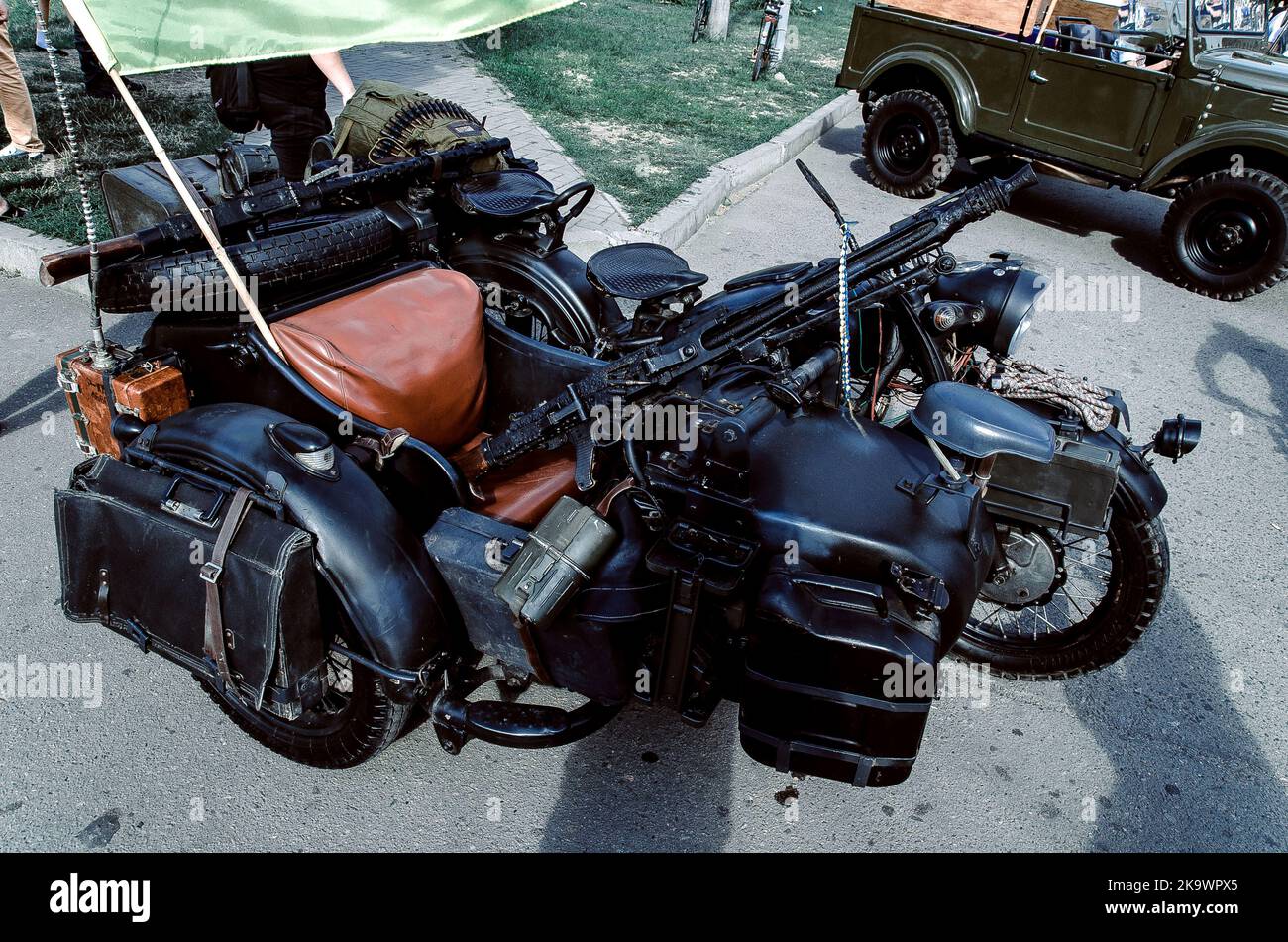 Alte Three-Wheeled Tricar, Grau Motorrad mit Seitenwagen deutscher Soldaten des 2. Weltkrieges. Stockfoto