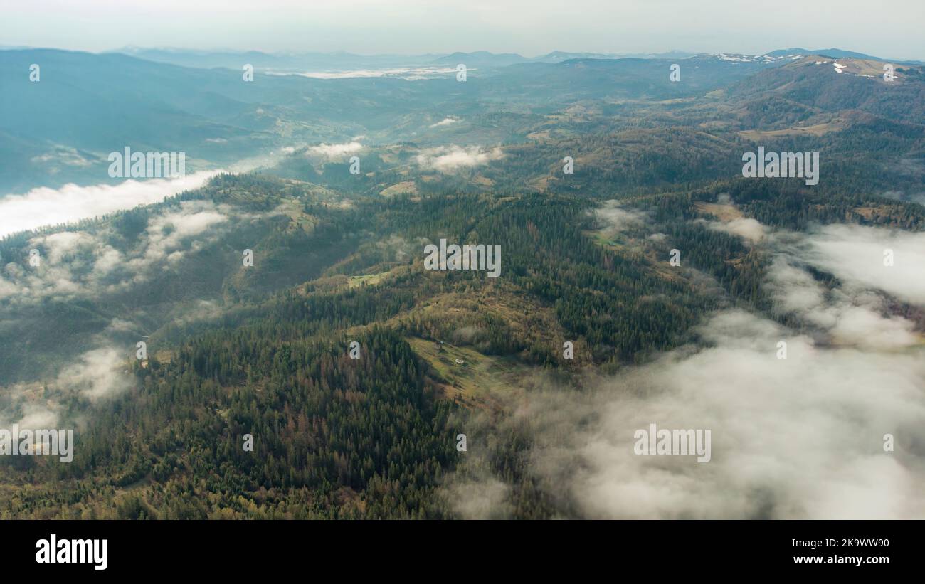 Nebel auf dem Berg. Schöne Landschaft der Bergschicht in den Morgen und Nebel. Bild herunterladen Stockfoto