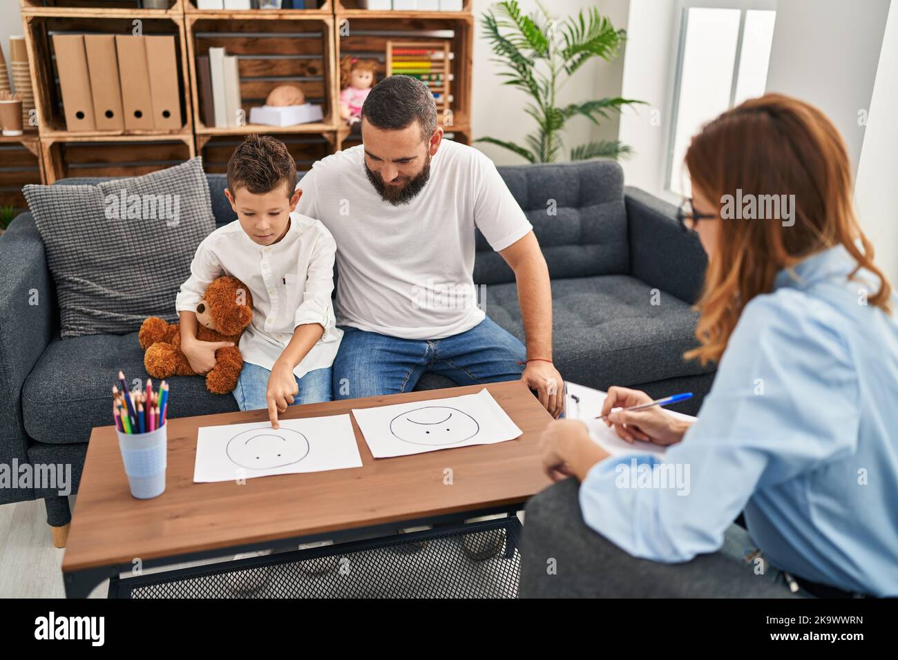Familie mit Psychologie-Sitzung Auswahl Emotion Emoji zeichnen im Psychologie-Zentrum Stockfoto