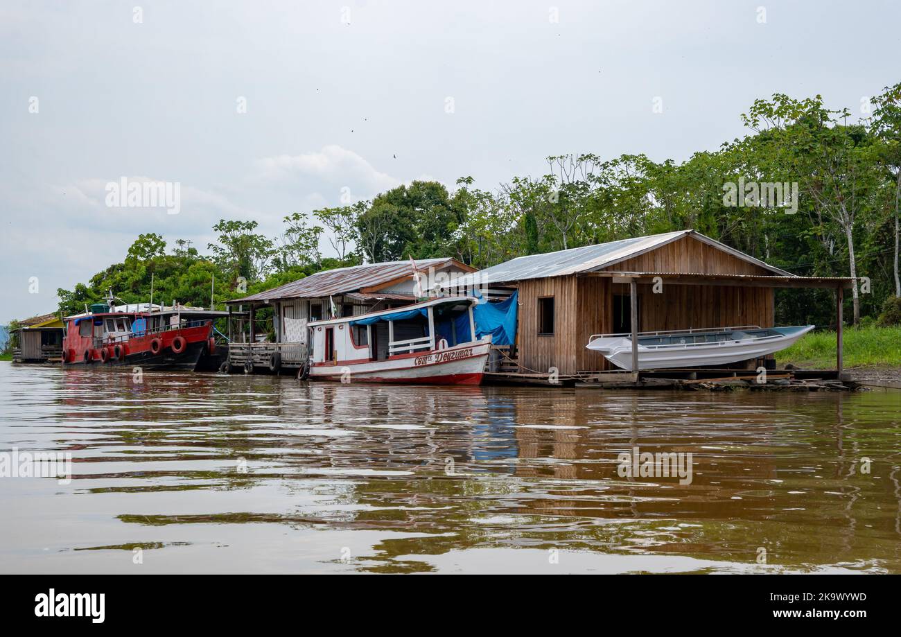 Schwimmende Häuser, die zur Bekämpfung der saisonalen Überschwemmungen entlang des Amazonas gebaut wurden. Manaus, Amazonas, Brasilien. Stockfoto