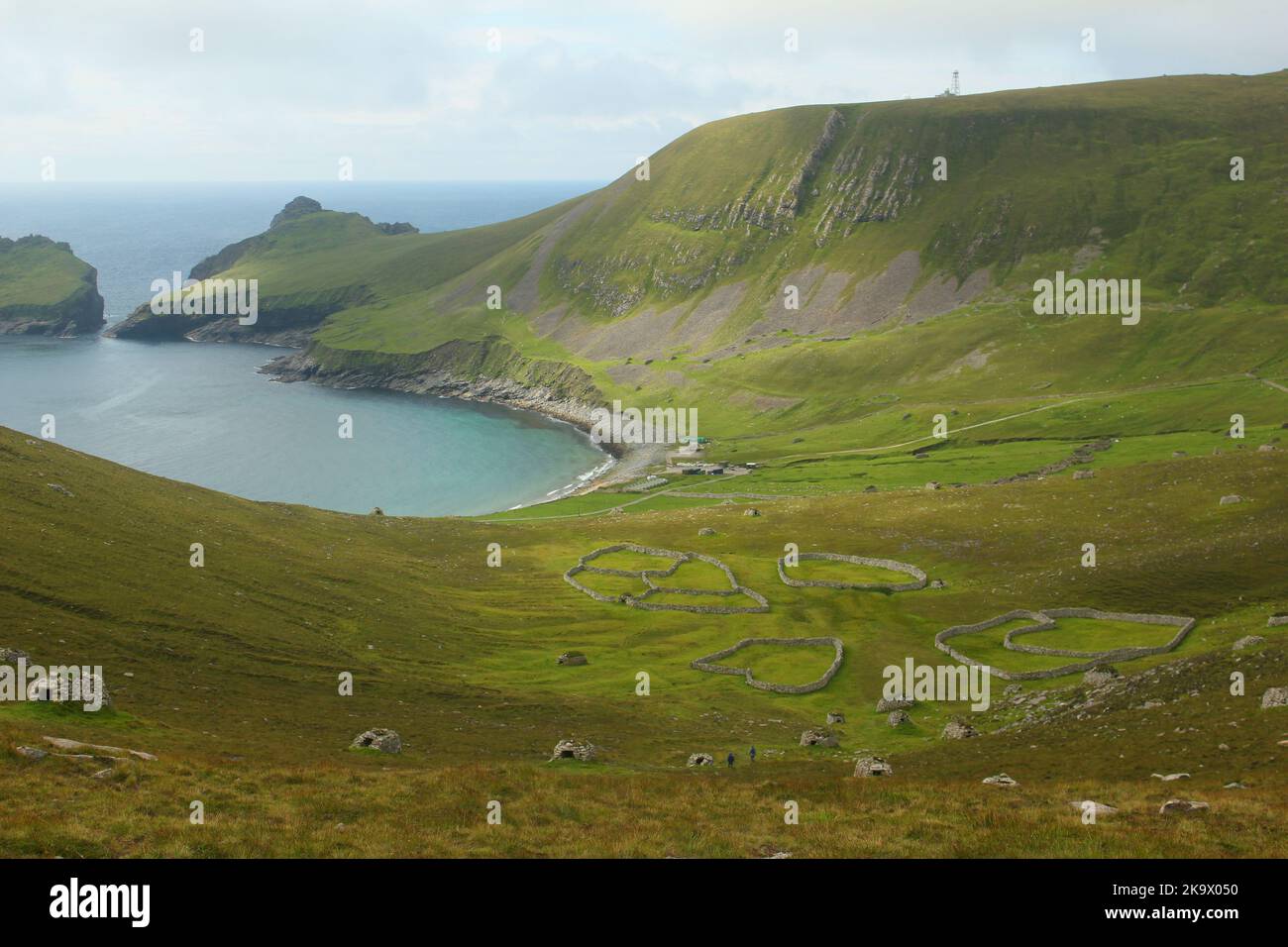 Village Bay, aufgenommen von The Gap, St. Kilda, Schottland, zeigt steinerne, von Mauern umgebene Tiergehege und aus Stein gebaute „Spalten“ zur Lagerung Stockfoto