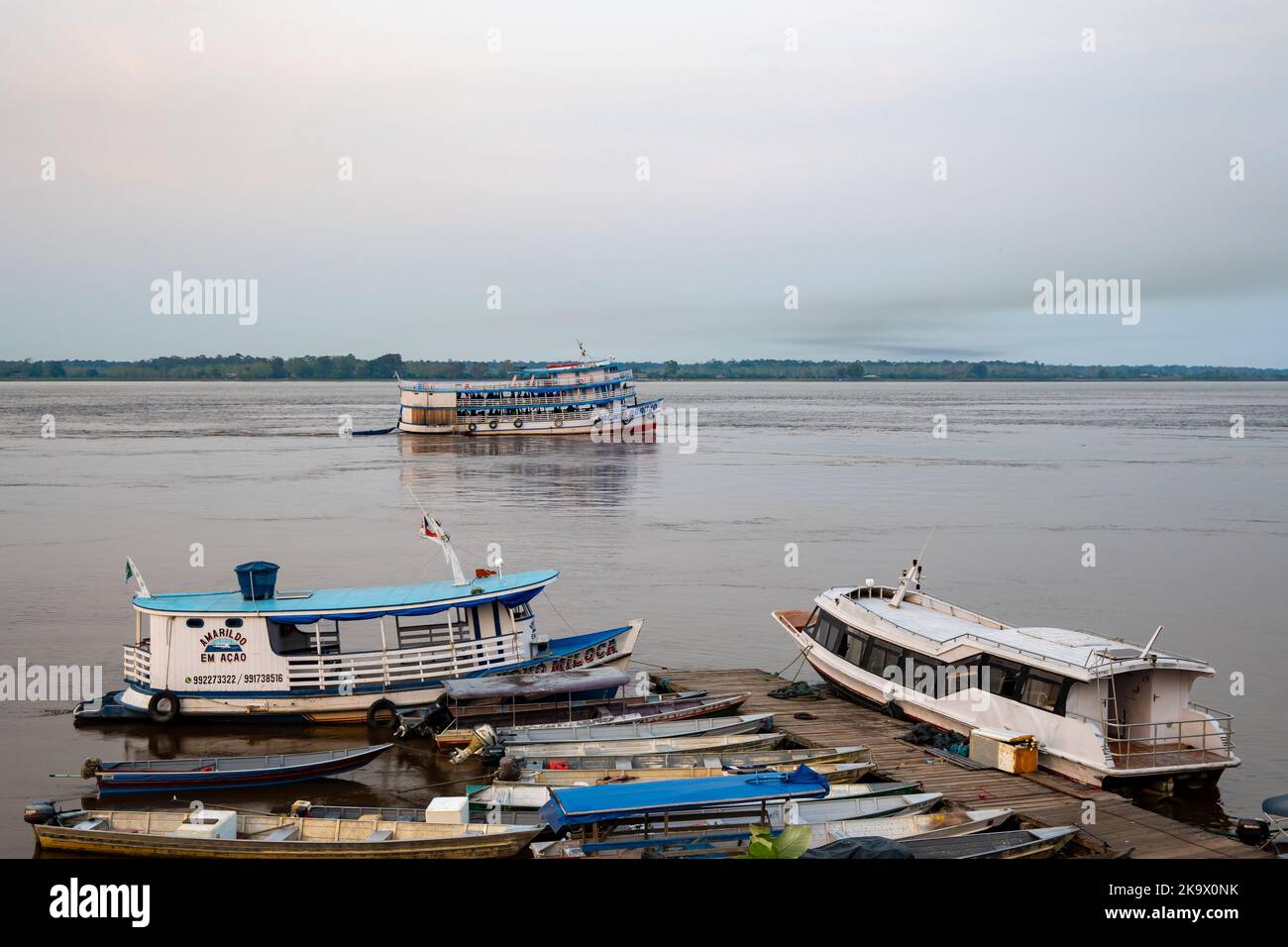 Boote auf dem Amazonas-Fluss im Hafen von Itacoatiara, Amazonas, Brasilien. Stockfoto