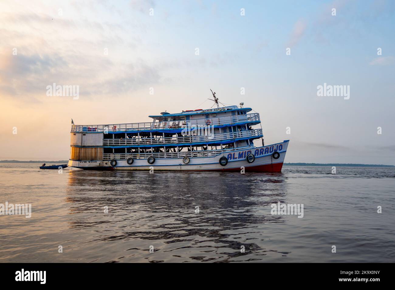 Flussboot auf dem Amazonas. Itacoatiara, Amazonas, Brasilien. Stockfoto