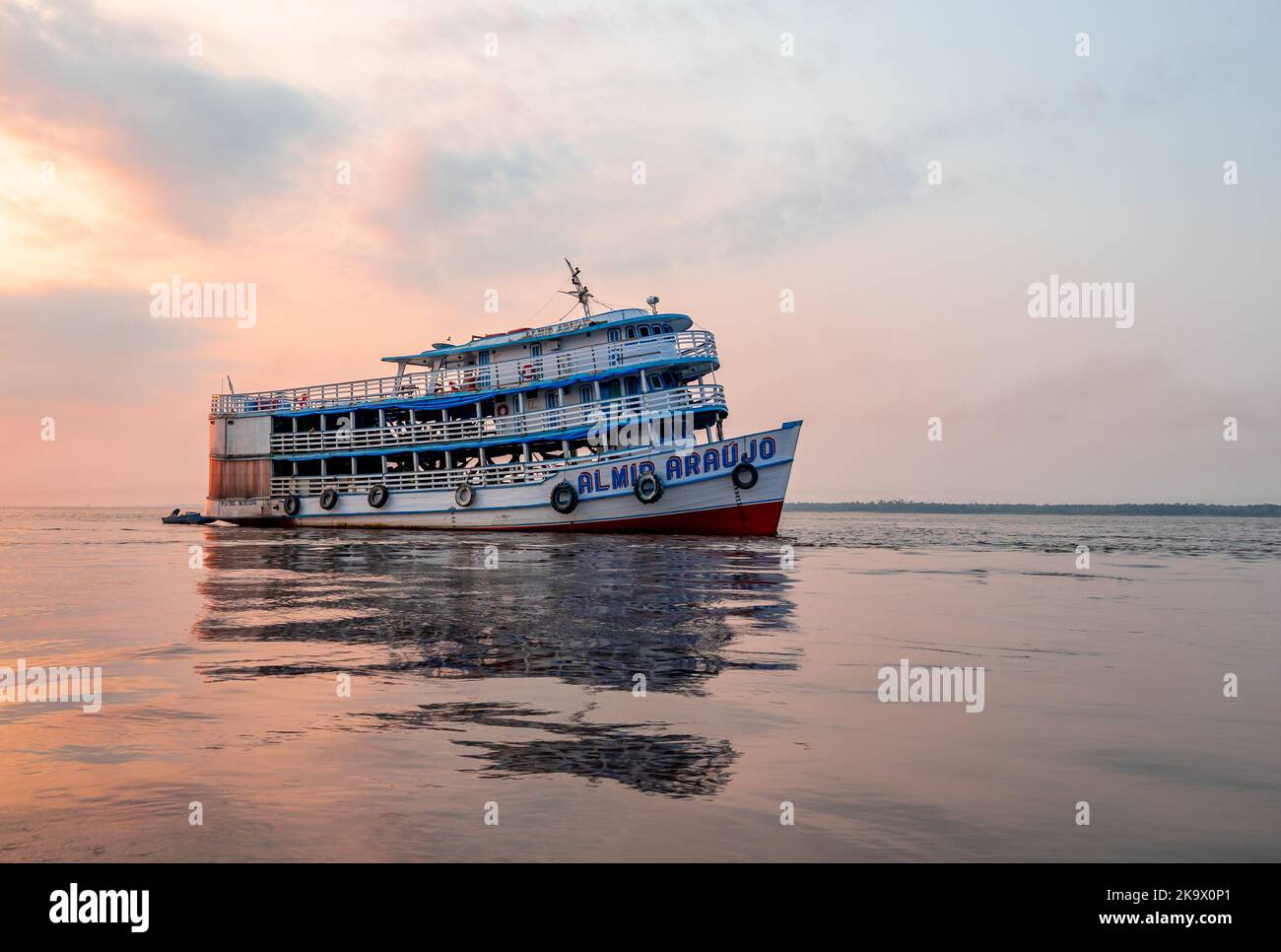 Flussboot auf dem Amazonas. Itacoatiara, Amazonas, Brasilien. Stockfoto