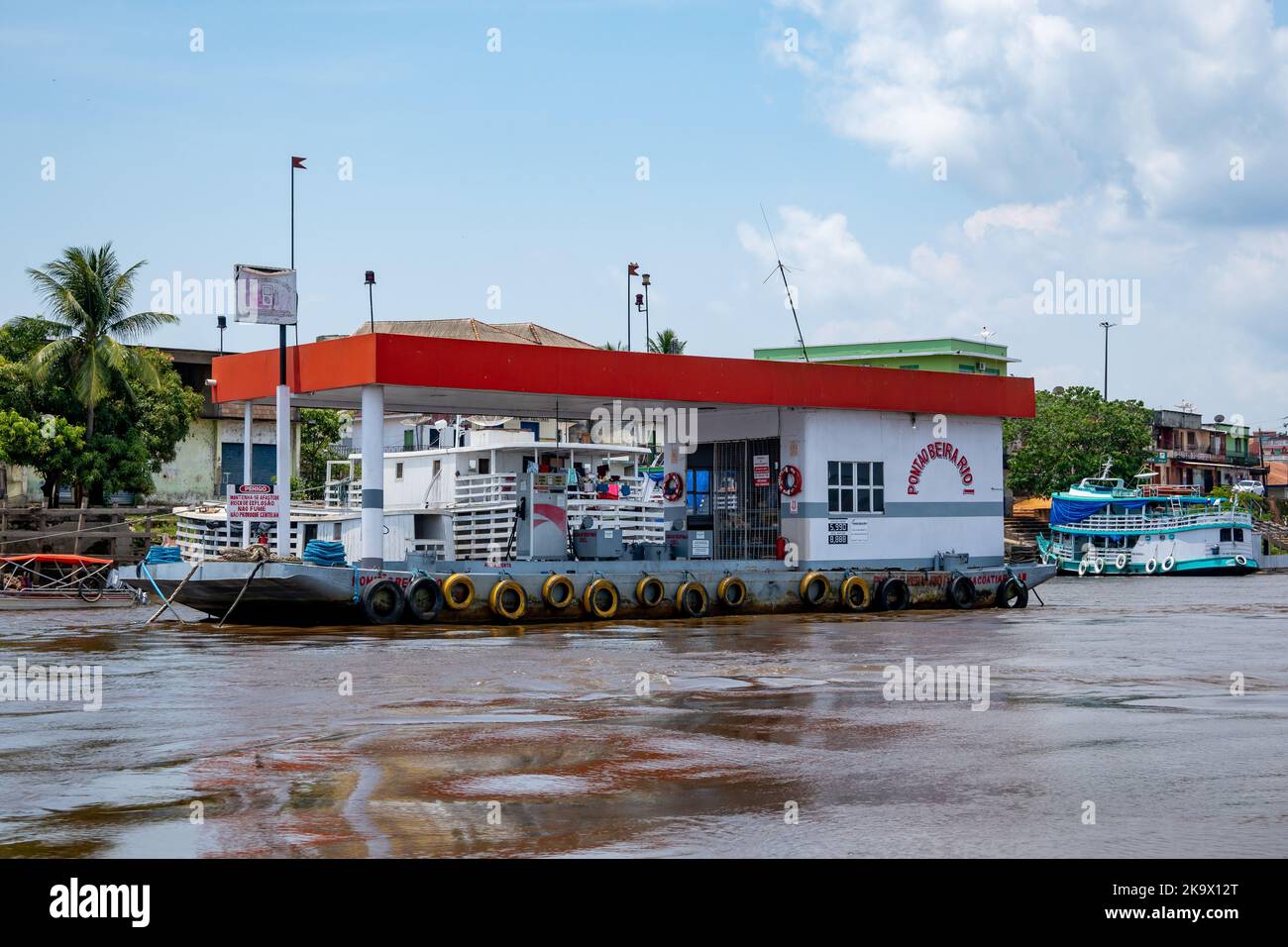 Flussboote im Hafen von Itacoatiara, Amazonas, Brasilien. Stockfoto