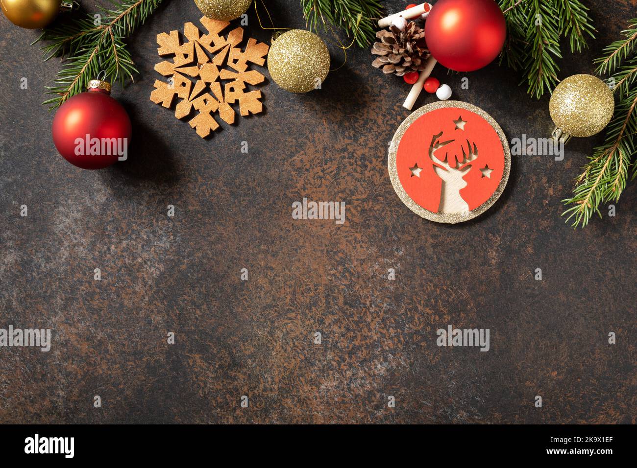 Weihnachten braun Stein Hintergrund mit Weihnachtsbaum und roten Kugeln Dekor. Blick von oben. Speicherplatz kopieren. Stockfoto