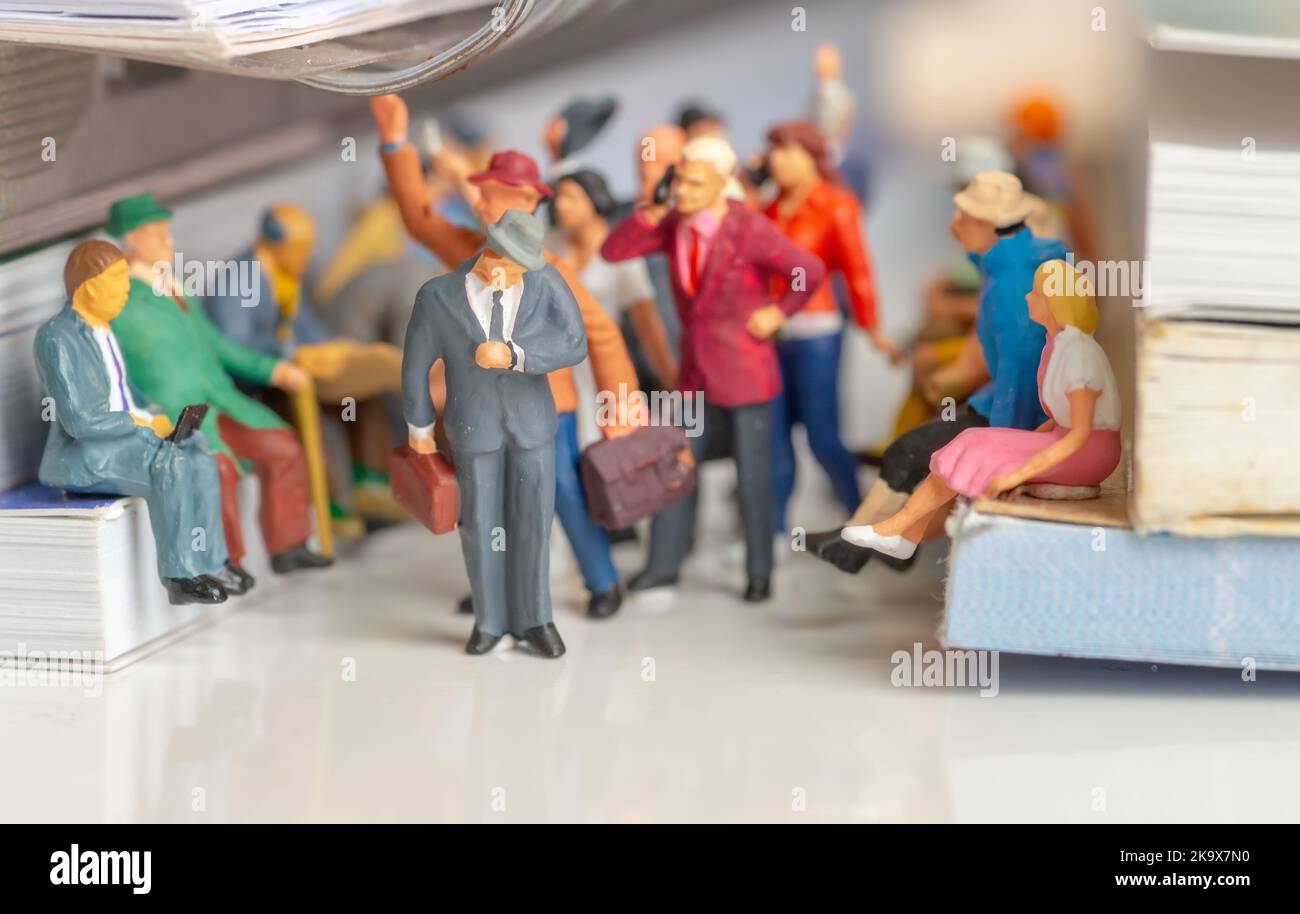 Miniatur, wenn Sie bereits zu spät für die Arbeit Konzept, in einem öffentlichen Verkehr (Bus oder Bahn) Konzept. Stockfoto