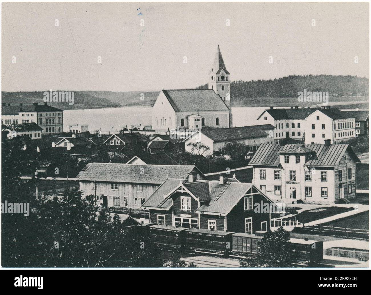Lindesberg von Kyrkberget aus gesehen. Das Bild zeigt den zentralen Teil der Stadt, der nach dem Stadsladen 1869 wieder aufgebaut wurde. Stockfoto