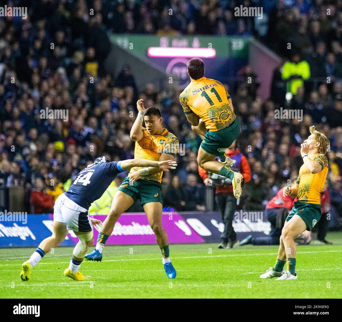 Schottland Oktober 29. : Tom Wright aus Australien geht beim Rugby Union Autumn Internationals Spiel zwischen Australien und Schottland im BT Murrayfield Stadium auf einen hohen Ball Schottland 29.. Oktober 2022 Australien 16: Schottland 15 Stockfoto