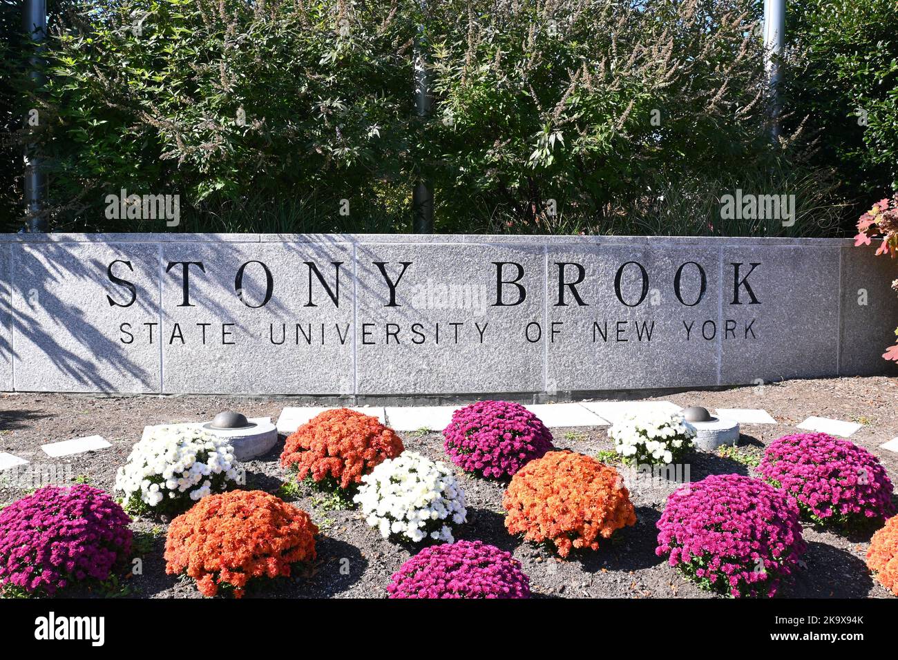 STONY BROOK, NEW YORK - 21 Okt 2022: Schild am Eingang der Stony Brook University, einer SUNY-Institution auf Long Island. Stockfoto