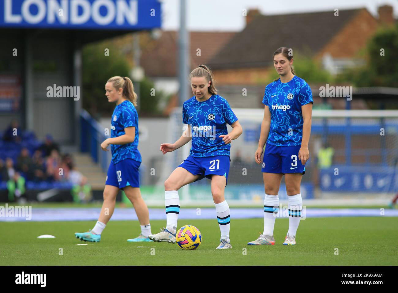 London, Großbritannien. 30. Oktober 2022. London, 30. 2022. Oktober: Niamh Charles (21 Chelsea) macht sich während des Barclays FA Womens Super League-Spiels zwischen Chelsea und der Aston Villa in Kingsmeadow, London, England, warm. (Pedro Soares/SPP) Quelle: SPP Sport Press Foto. /Alamy Live News Stockfoto