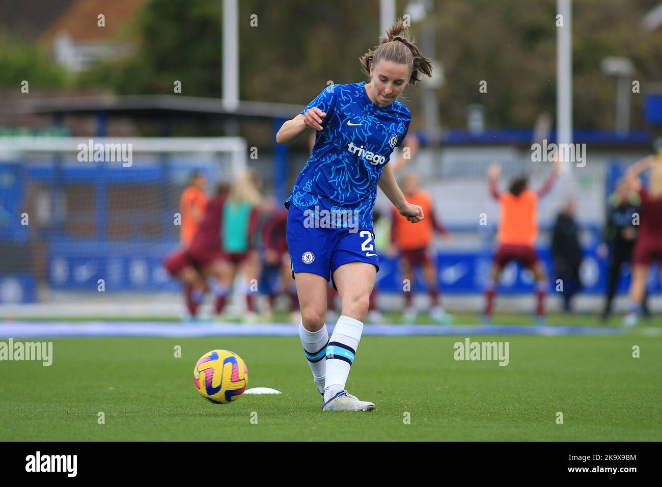 London, Großbritannien. 30. Oktober 2022. London, 30. 2022. Oktober: Niamh Charles (21 Chelsea) macht sich während des Barclays FA Womens Super League-Spiels zwischen Chelsea und der Aston Villa in Kingsmeadow, London, England, warm. (Pedro Soares/SPP) Quelle: SPP Sport Press Foto. /Alamy Live News Stockfoto