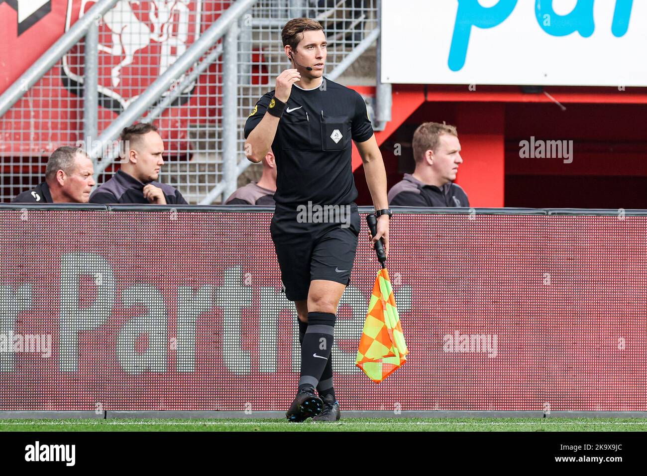 ENSCHEDE, NIEDERLANDE - 30. OKTOBER: Assistenzschiedsrichter Michael Osseweijer während des niederländischen Eredivisie-Spiels zwischen FC Twente und RKC Waalwijk am 30. Oktober 2022 in Enschede, Niederlande (Foto: Marcel ter Bals/Orange Picles) Stockfoto