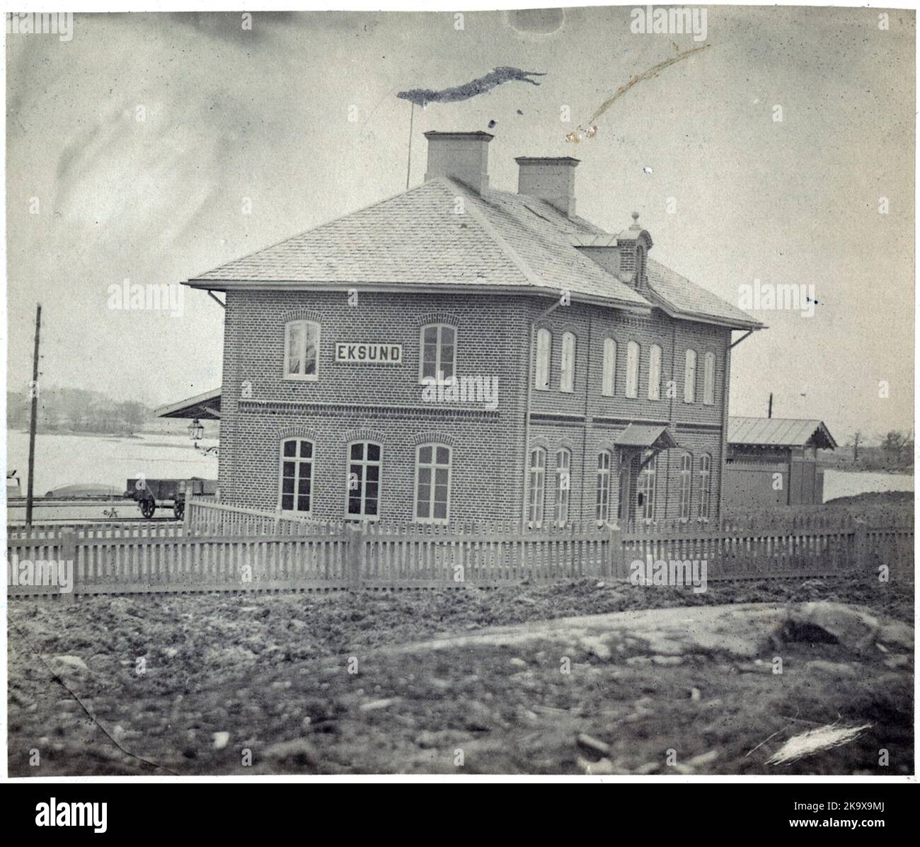 Zweistöckiges Stationshaus aus Stein des boxholm-Modells. Steh Auf Stockfoto