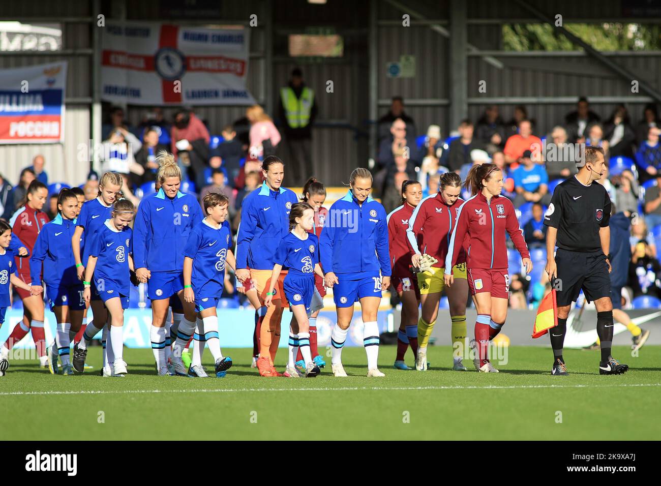 London, Großbritannien. 30. Oktober 2022. London, 30. 2022. Oktober: Beide Teams treten während des Barclays FA Womens Super League-Spiels zwischen Chelsea und Aston Villa in Kingsmeadow, London, England, auf den Platz ein. (Pedro Soares/SPP) Quelle: SPP Sport Press Foto. /Alamy Live News Stockfoto