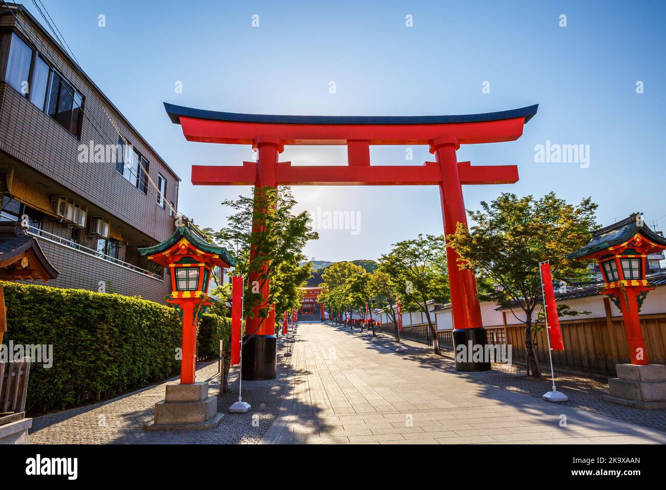 Torii-Tor des berühmten Wahrzeichen Fushimi Inari taisha, südlich von Kyoto, Japan. Fushimi Inari ist das wichtigste shinto-Heiligtum und das älteste in Stockfoto