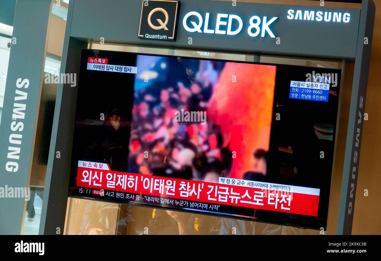 Halloween-Tragödie im Itaewon-Distrikt von Seoul, 30. Oktober 2022 : Auf Einem Fernsehbildschirm eines Senders von Seoul werden Nachrichten über eine Massenflut im Itaewon-Distrikt in Seoul, Südkorea, angezeigt. Mindestens 154 Menschen wurden getötet und 133 weitere verletzt, viele in ihren späten Teenagern und 20s, bei einem tödlichen Stampede in einer engen Talgasse in der Nähe des Hamilton Hotels in Itaewon, nachdem Zehntausende von Menschen die Gegend am Samstagabend für Halloween besucht hatten. Kredit: Lee Jae-won/AFLO/Alamy Live Nachrichten Stockfoto
