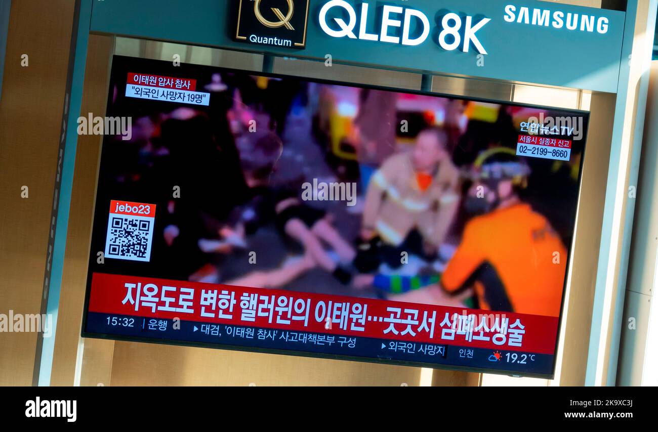 Halloween-Tragödie im Itaewon-Distrikt von Seoul, 30. Oktober 2022 : Auf Einem Fernsehbildschirm eines Senders von Seoul werden Nachrichten über eine Massenflut im Itaewon-Distrikt in Seoul, Südkorea, angezeigt. Mindestens 154 Menschen wurden getötet und 133 weitere verletzt, viele in ihren späten Teenagern und 20s, bei einem tödlichen Stampede in einer engen Talgasse in der Nähe des Hamilton Hotels in Itaewon, nachdem Zehntausende von Menschen die Gegend am Samstagabend für Halloween besucht hatten. Kredit: Lee Jae-won/AFLO/Alamy Live Nachrichten Stockfoto