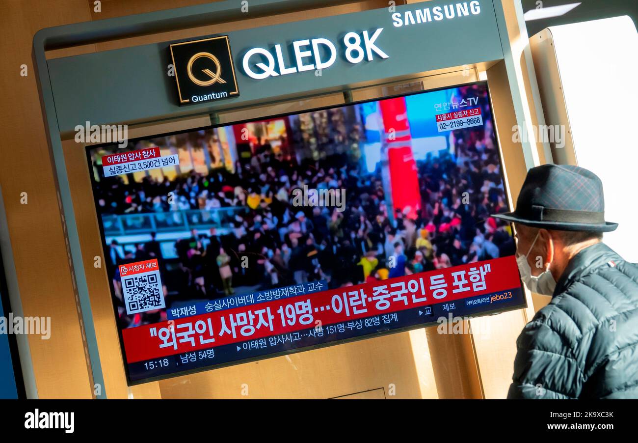 Halloween-Tragödie im Itaewon-Distrikt von Seoul, 30. Oktober 2022 : Auf Einem Fernsehbildschirm eines Senders von Seoul werden Nachrichten über eine Massenflut im Itaewon-Distrikt in Seoul, Südkorea, angezeigt. Mindestens 154 Menschen wurden getötet und 133 weitere verletzt, viele in ihren späten Teenagern und 20s, bei einem tödlichen Stampede in einer engen Talgasse in der Nähe des Hamilton Hotels in Itaewon, nachdem Zehntausende von Menschen die Gegend am Samstagabend für Halloween besucht hatten. Kredit: Lee Jae-won/AFLO/Alamy Live Nachrichten Stockfoto