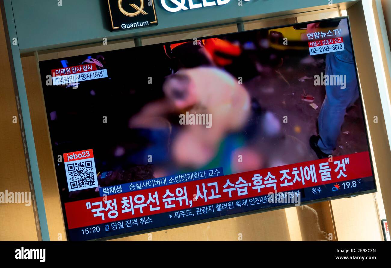 Halloween-Tragödie im Itaewon-Distrikt von Seoul, 30. Oktober 2022 : Auf Einem Fernsehbildschirm eines Senders von Seoul werden Nachrichten über eine Massenflut im Itaewon-Distrikt in Seoul, Südkorea, angezeigt. Mindestens 154 Menschen wurden getötet und 133 weitere verletzt, viele in ihren späten Teenagern und 20s, bei einem tödlichen Stampede in einer engen Talgasse in der Nähe des Hamilton Hotels in Itaewon, nachdem Zehntausende von Menschen die Gegend am Samstagabend für Halloween besucht hatten. Kredit: Lee Jae-won/AFLO/Alamy Live Nachrichten Stockfoto
