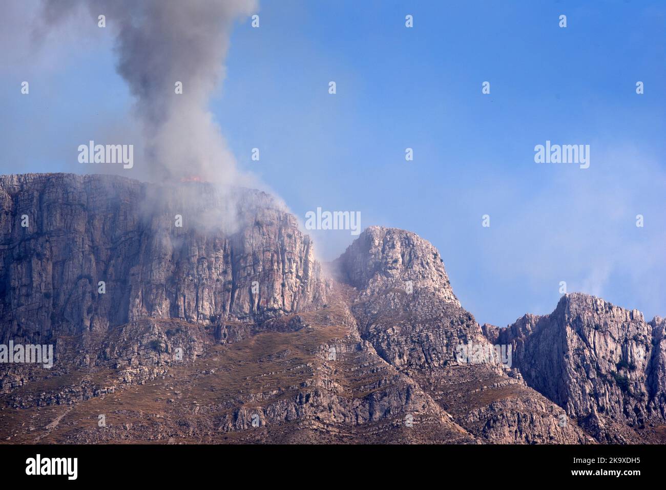 Rauch aus wildem Feuer, Buschfeuer oder Waldbrand auf dem Bergrücken von Les Traversières in den Verdon-Unteralpen Alpes-de-Haute-Provence Frankreich Stockfoto