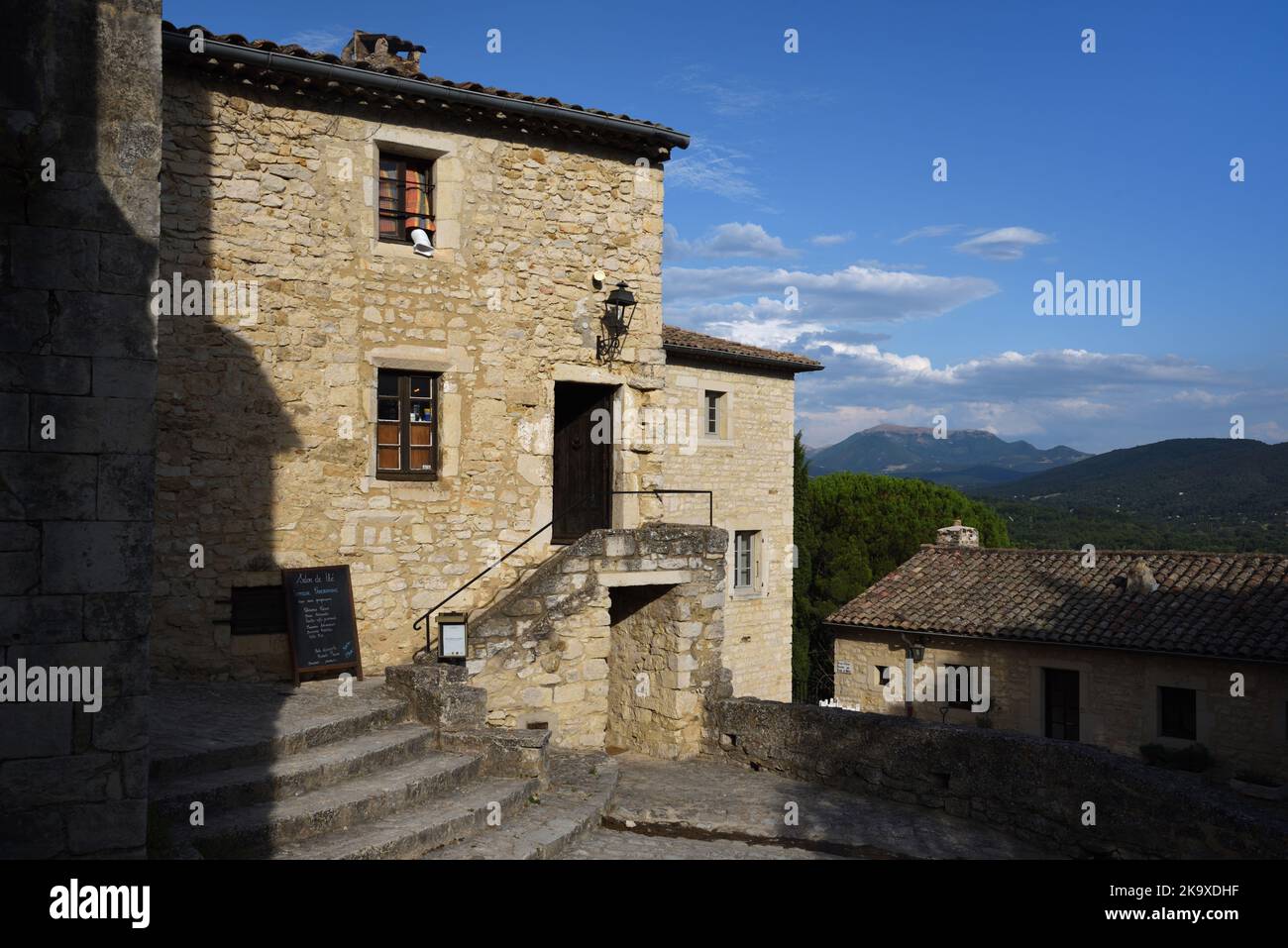 Historische Gebäude & Dorfplatz im alten Dorf Le Poët-Laval Drôme Provence Frankreich Stockfoto