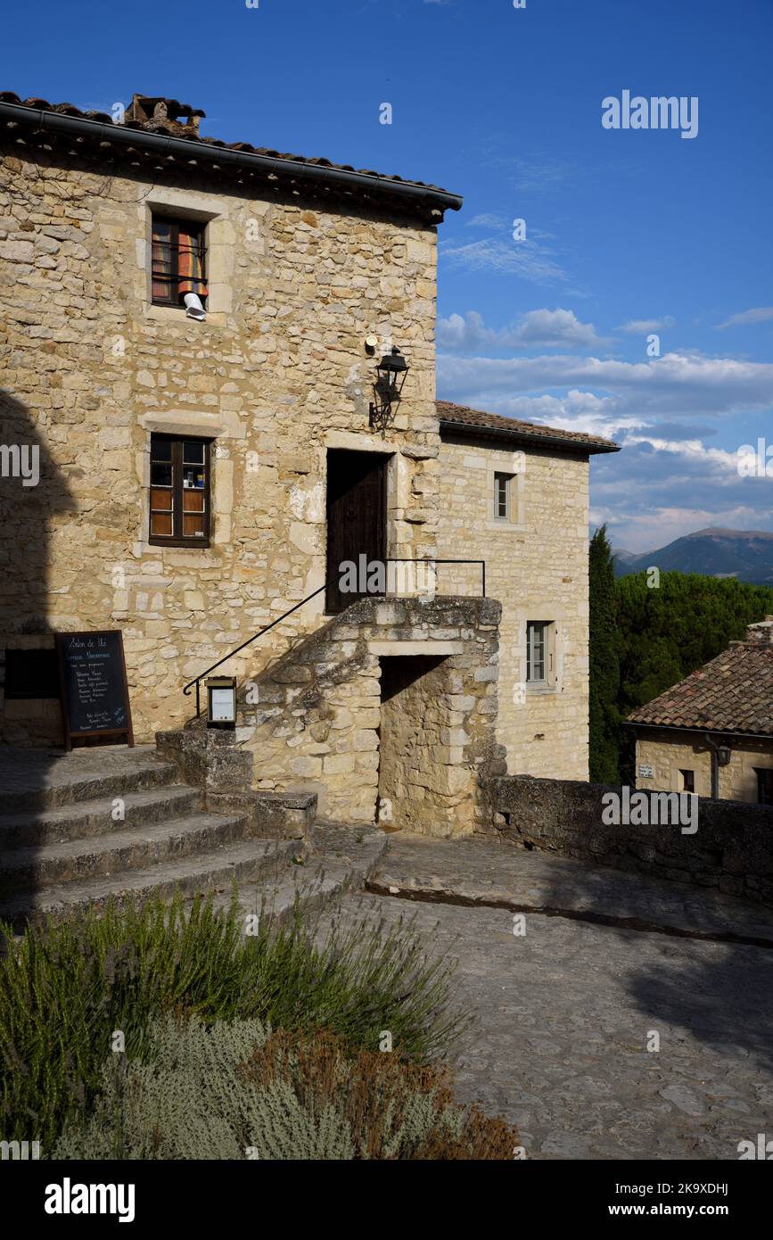Historische Gebäude & Dorfplatz im alten Dorf Le Poët-Laval Drôme Provence Frankreich Stockfoto