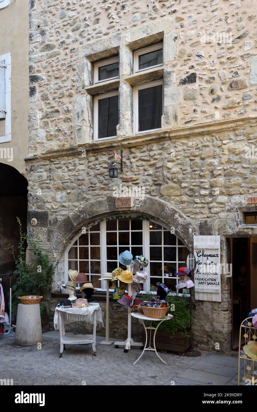 Boutique-Shop im mittelalterlichen Steingebäude an der Haupteinkaufsstraße von Dieulefit Drome Provence Frankreich Stockfoto