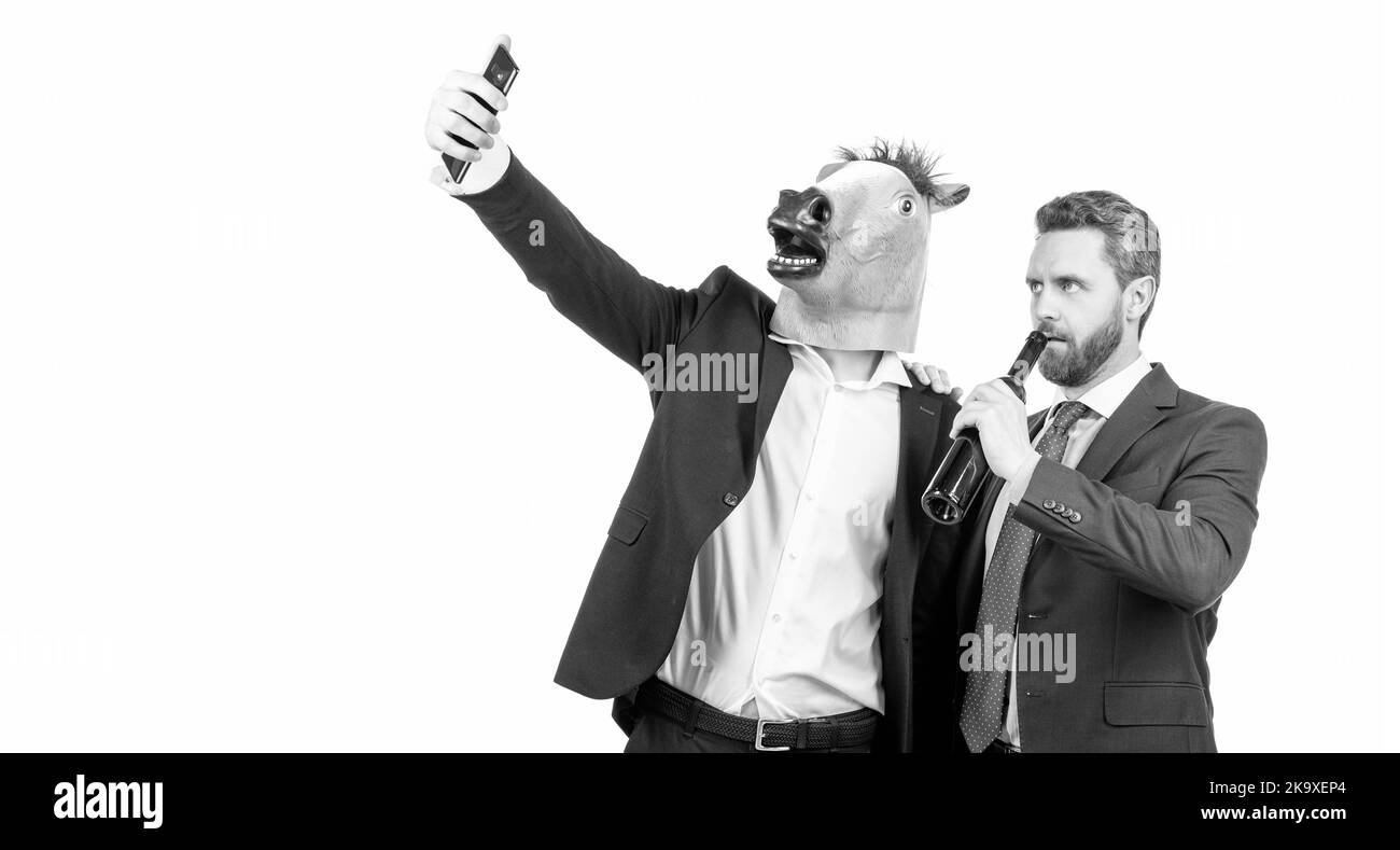 Versuchen Sie, es ruhig zu halten. Betrunkene Kollegen nehmen Selfie-Videos auf dem Smartphone auf. Videoaufzeichnung Stockfoto