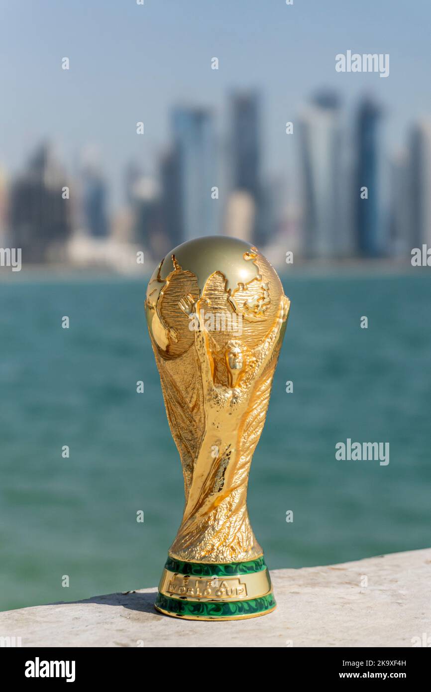 FIFA World Cup Trophy mit Doha Corniche, Katar als Hintergrund. Stockfoto