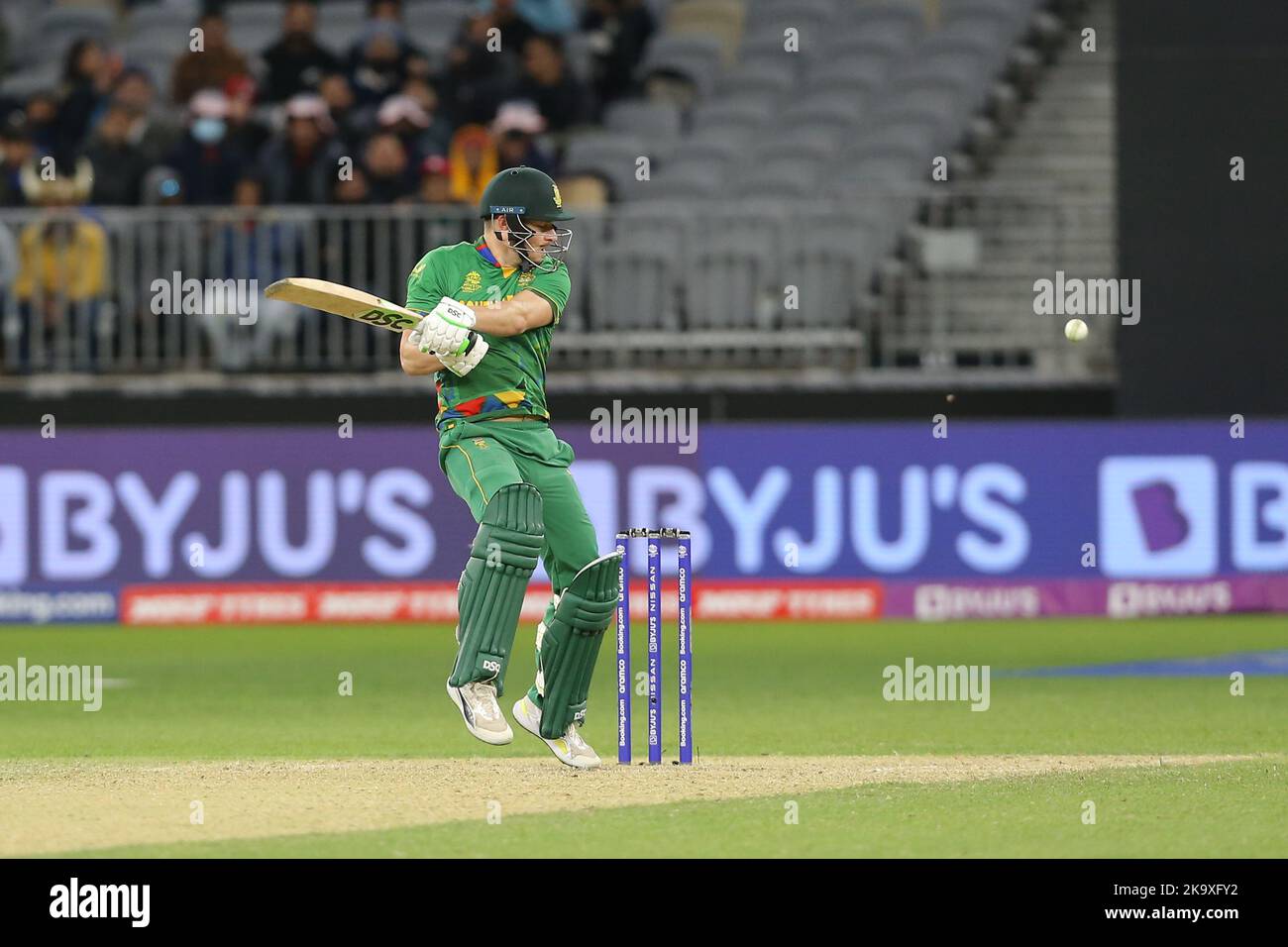 Perth Stadium, Perth, Australien. 30. Oktober 2022. T20 International Cricket Indien gegen Südafrika; Wayne Parnell aus Südafrika schneidet den Ball Kredit: Action Plus Sports/Alamy Live News Stockfoto