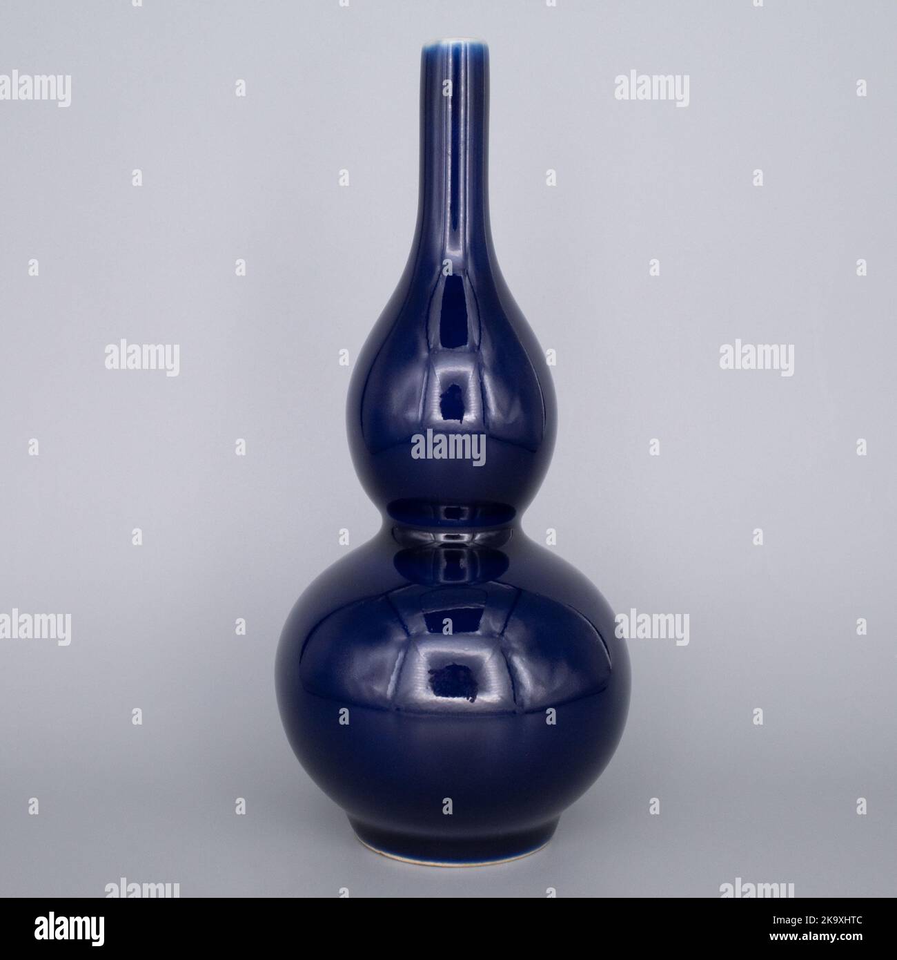 Vase - Kobaltblau, Puderblau - Porzellan - Fine Miniature Chinese Blue Glazed Double Gourd Vase - China - Qing-Dynastie (1644-1911) Stockfoto