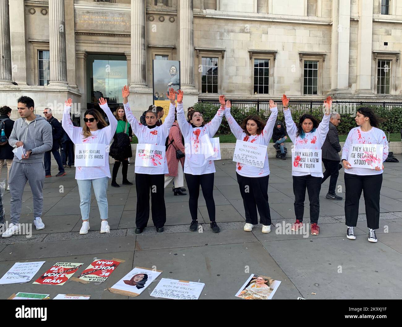 ANMERKUNG ZUR SPRACHE AUF PLACRADS Mitglieder von United4Mahsa nehmen an einer Demonstration auf dem Trafalgar Square, London, über den Tod des Iraners Mahsa Amini Teil, einer 22-jährigen Frau, die im Iran während der Polizeihaft starb, nachdem sie von der iranischen Moralpolizei verhaftet wurde, weil sie angeblich gegen die strikt erzwungene Kleiderordnung verstoßen hatte. Bilddatum: Sonntag, 30. Oktober 2022. Stockfoto