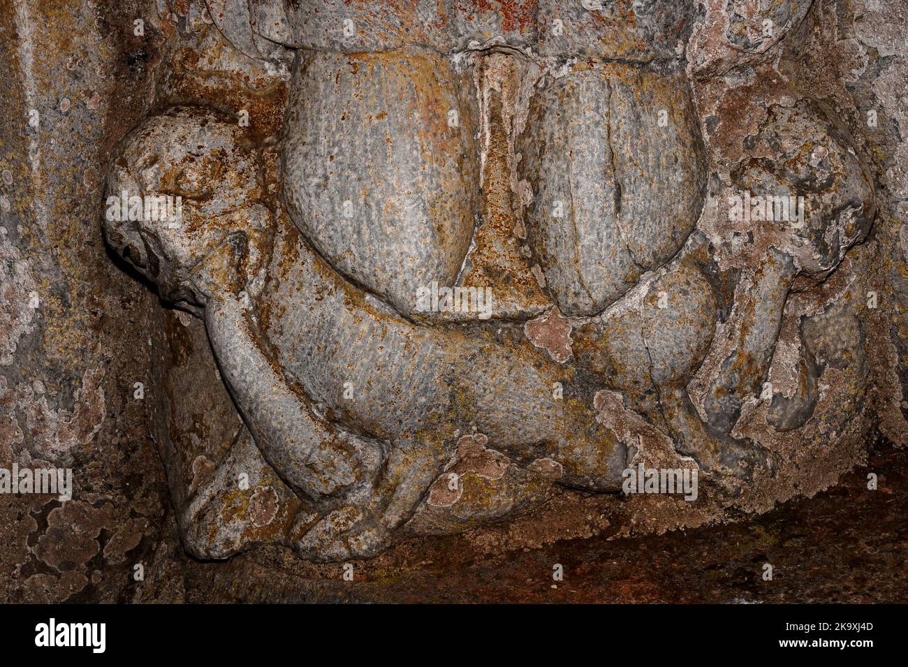 Mythische Monster fressen sich gegenseitig die Schwänze, während das gute symbolisch über das Böse triumst: Romanischer Skulpturenkanibalismus des 12.. Jahrhunderts unter den Füßen des frühchristlichen Märtyrers des Schuljungen, des heiligen Pastors, im Nordportal des Basilique Saint-Just, das 1200 n. Chr. in Valcabrère, im Südwesten Frankreichs, geweiht wurde. Stockfoto