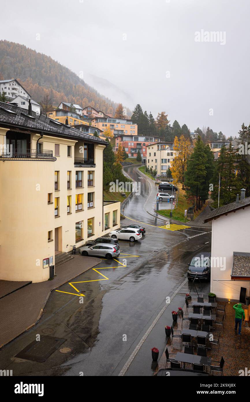 Bergauf in der Stadt Samedan, Schweiz nach einem Regenschauer. Stockfoto