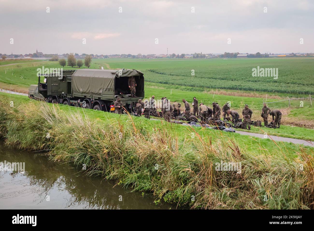 Blick auf holländische Soldaten, die sich auf eine amphibische Trainingsübung an einem See vorbereiten. Stockfoto