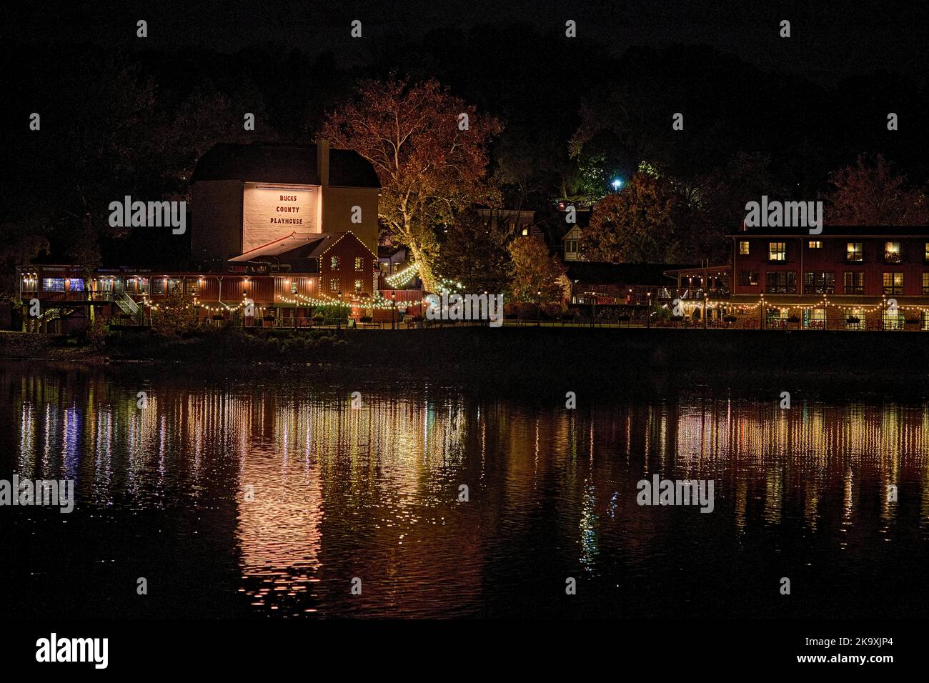 New Hope, PA, USA, 10,26,2022.Blick auf Bucks County Playhouse in Pennsylvania von Lambertville NJ übernommen über den Delaware River in der Nacht. Stockfoto