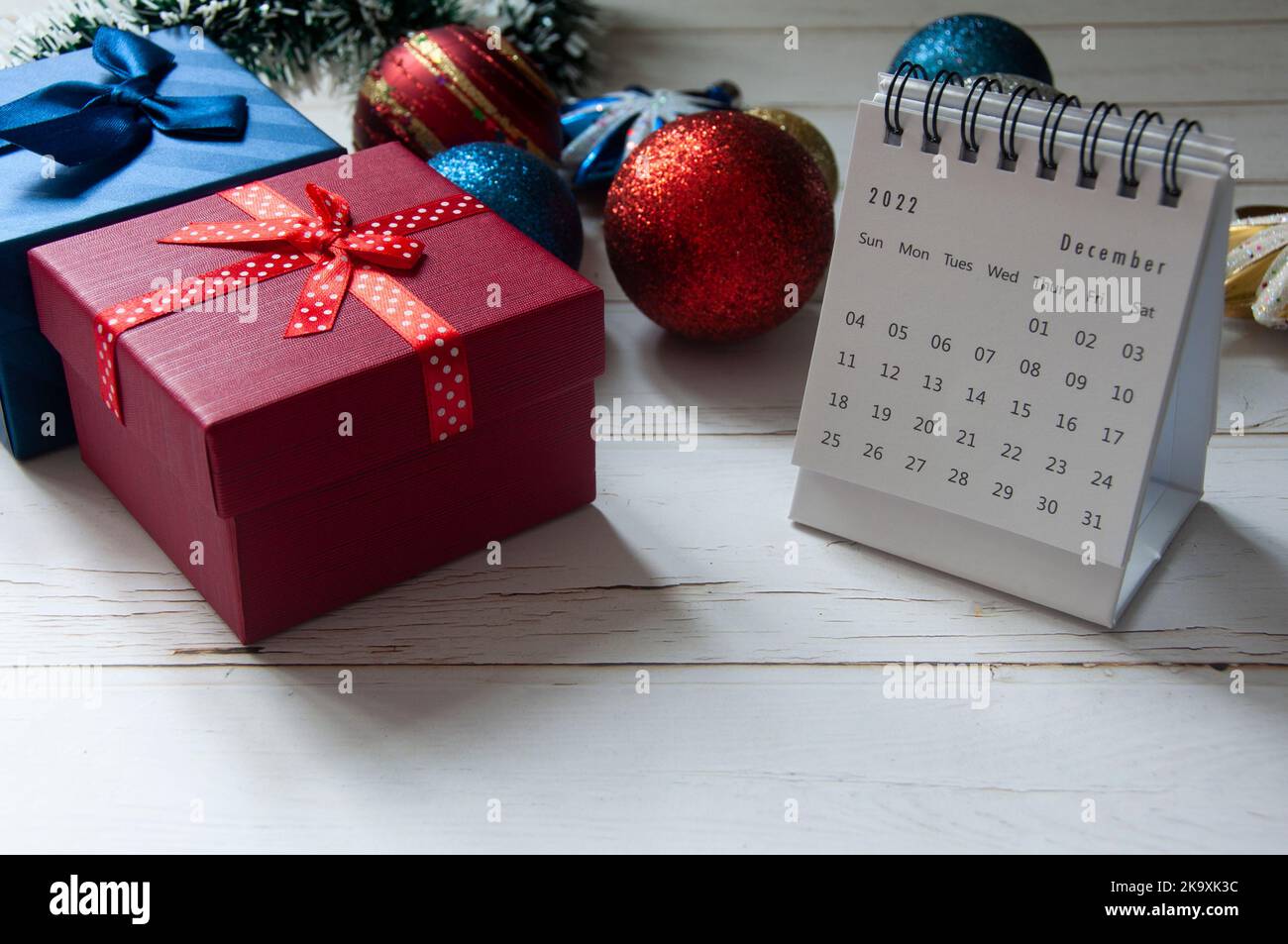 Weihnachtsdekoration und Dezember-Kalender mit anpassbarem Platz für Text. Speicherplatz kopieren. Stockfoto
