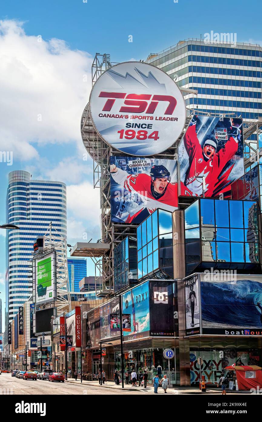 Toronto, Kanada - 26. Juni 2011: Eine riesige Plakatwand für TSN (The Sports Network) in Toronto auf der Yonge Street. TSN war eine der ersten Kabelspezialität c Stockfoto