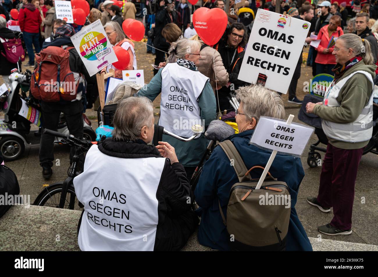 Omas gegen rechts Fotos und Bildmaterial in hoher Auflösung Alamy