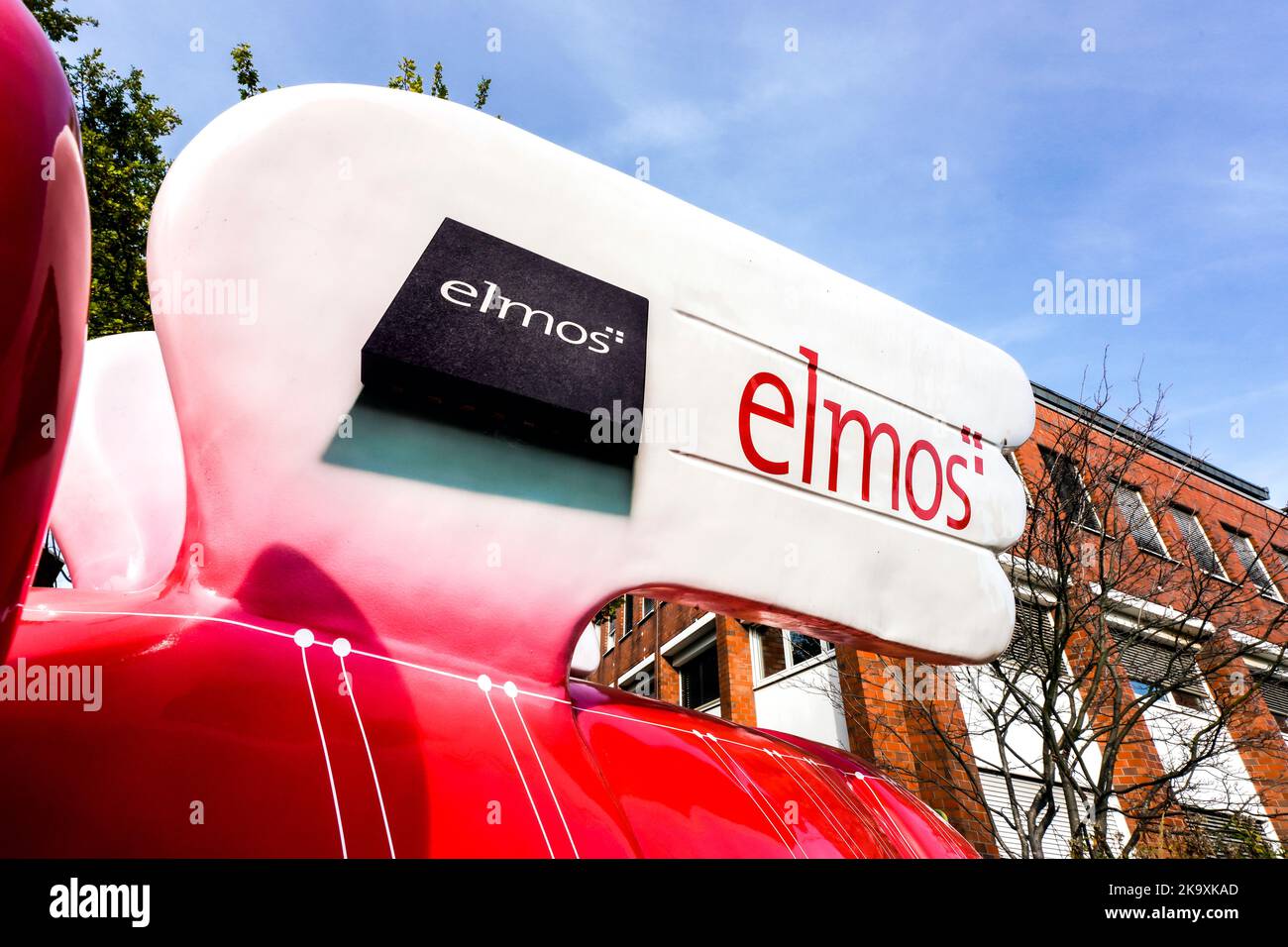 Geflügeltes Elmos-Nashorn vor dem Hauptsitz des Halbleiterherstellers Elmos Semiconductor SE in Dortmund, NRW -- Geflügeltes Elmos-Nashorn vor dem Firmensitz des Halbleiterherstellers Elmos Semiconductor SE in Dortmund, NRW, Deutschland Stockfoto