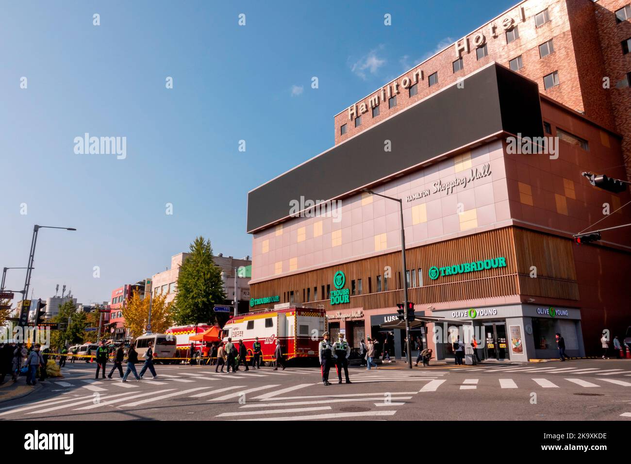 Halloween-Tragödie in Seouls Stadtteil Itaewon, 30. Oktober 2022 : Hamilton Hotel neben einer Gasse, in der ein Gestampfe während Halloween-Partys Menschen tötete. Mindestens 154 Menschen wurden getötet und 133 weitere verletzt, viele in ihren späten Teenagern und 20s, bei einem tödlichen Stampede in einer engen Talgasse in der Nähe des Hamilton Hotels in Itaewon, nachdem Zehntausende von Menschen die Gegend am Samstagabend für Halloween besucht hatten. Kredit: Lee Jae-won/AFLO/Alamy Live Nachrichten Stockfoto