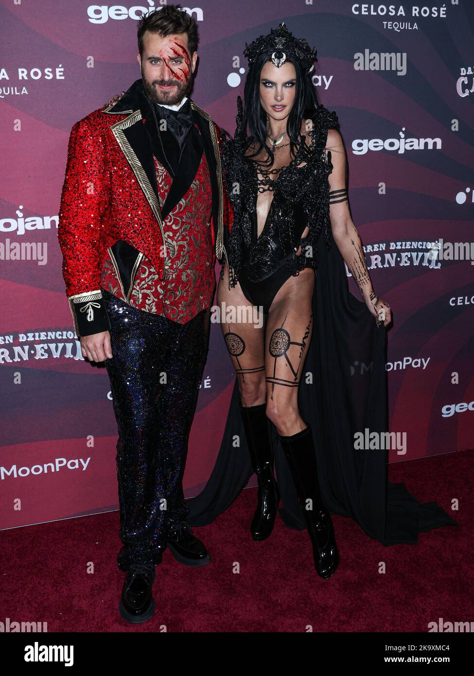 BEL AIR, LOS ANGELES, KALIFORNIEN, USA - 29. OKTOBER: Darren Dzienciol und das brasilianische Model Alessandra Ambrosio kommen zur Carn*EVIL Halloween Party von Darren Dzienciol, veranstaltet von Alessandra Ambrosio, die am 29. Oktober 2022 in einer Privatresidenz in Bel Air, Los Angeles, Kalifornien, USA, stattfand. (Foto von Xavier Collin/Image Press Agency) Stockfoto